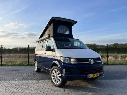 Geopend slaaphefdak met zwart doek op een Volkswagen buscamper – Meer hoofdruimte en ventilatie