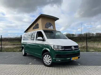 Geopend slaaphefdak op een Volkswagen buscamper – Meer hoofdruimte en ventilatie